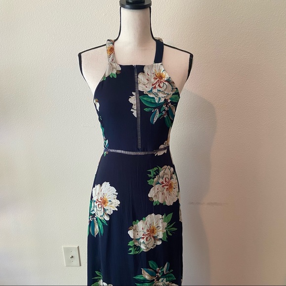 Halter Neck Floral Print Open Back Maxi Dress with Crochet Details & Front Slit - Picture 7 of 11